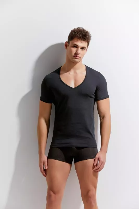 Camiseta con cuello de pico ancho negra