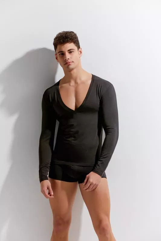 Camisa con escote en V y manga larga negra
